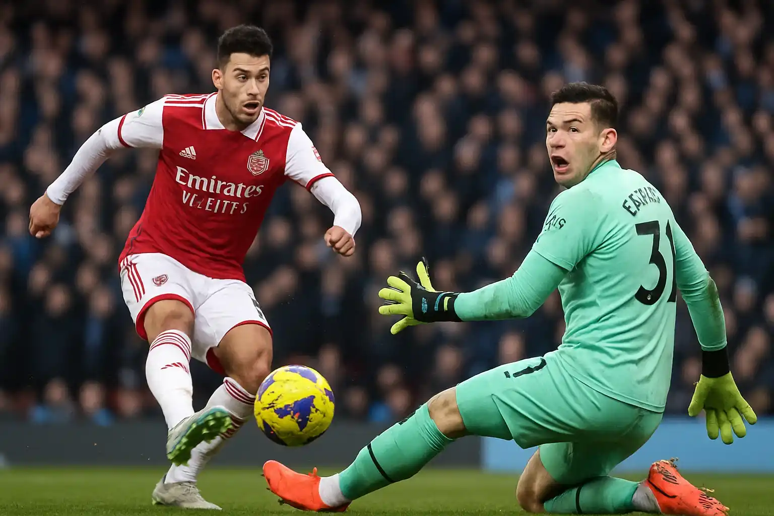 Gabriel Martinelli: Át chủ bài khiến Man City phải khiếp sợ 2 Gabriel Martinelli tung cú sút khiến Ederson giật mình